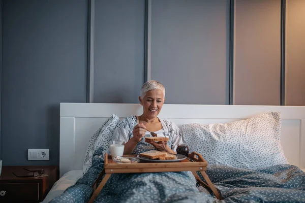 Donna Anziana Che Colazione Letto — Foto Stock