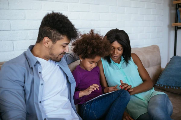 アフリカ系アメリカ人の家族が一緒に時間を過ごすとデジタル タブレットを使用してを楽しんで — ストック写真