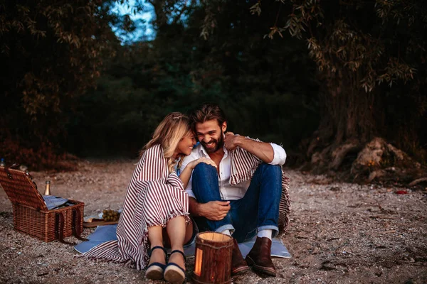 Casal Apaixonado Coberto Cobertor Desfrutando Piquenique Tempo Juntos — Fotografia de Stock