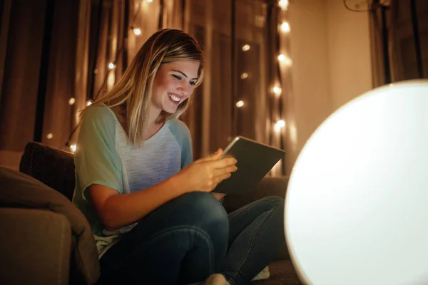 Retrato Uma Jovem Feliz Usando Tablet Digital Dentro Casa — Fotografia de Stock