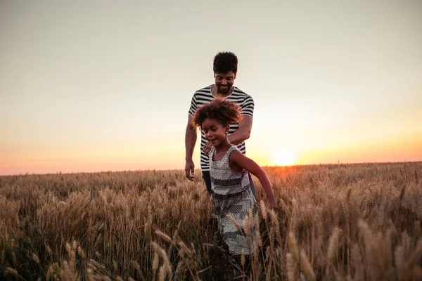 Ritratto Una Giocosa Figlia Afroamericana Che Tiene Mano Del Padre — Foto Stock