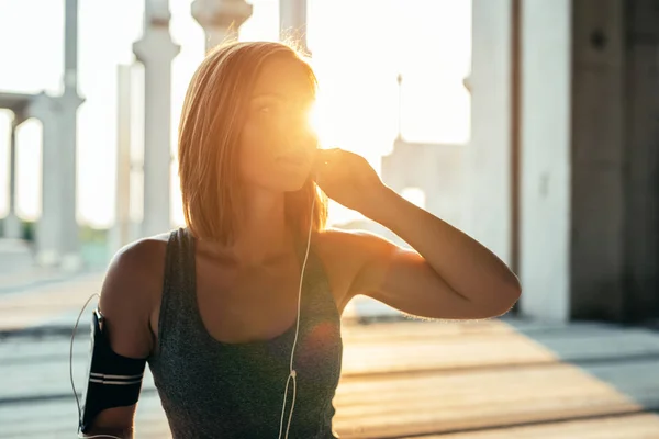 Eine Schöne Fitte Frau Die Frühmorgens Ihre Kopfhörer Aufsetzt — Stockfoto