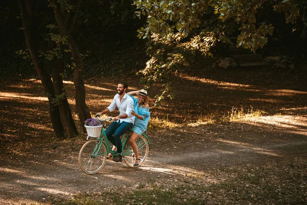 Casal Feliz Andando Bicicleta Parque — Fotografia de Stock