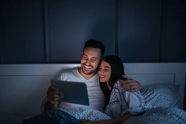 Couple Watching Series Online Bed — Stock Photo, Image