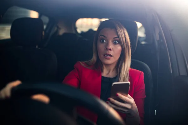 Foto Uma Mulher Negócios Carro Usando Telefone Celular — Fotografia de Stock