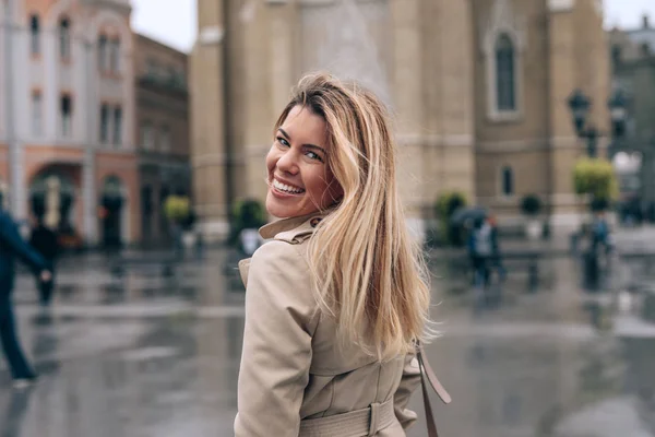 Vista Trasera Una Hermosa Mujer Caminando Por Ciudad —  Fotos de Stock