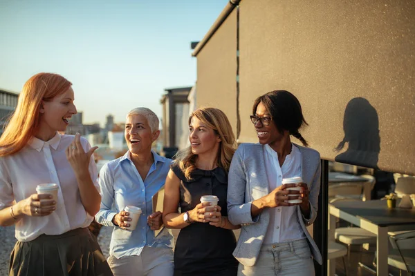 Gelukkig Zakenvrouwen Hebben Samen Een Koffiepauze — Stockfoto