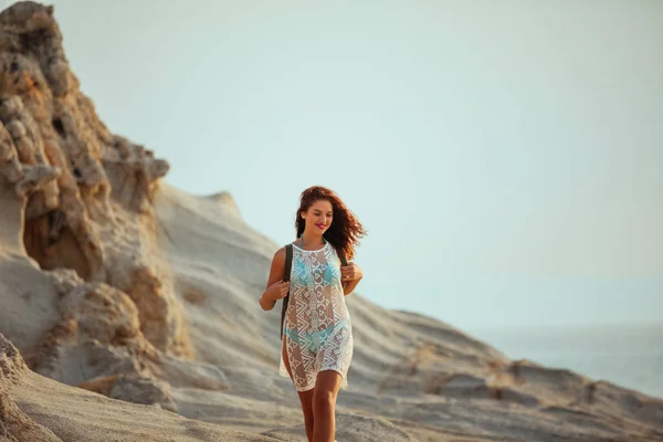 Photo Young Woman Spending Some Quality Time Walking Ocean — Stock Photo, Image