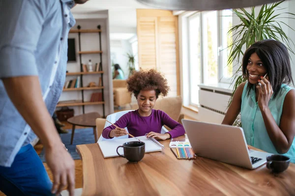 Familj Limning Tråg Sina Dagliga Aktiviteter Hemmet — Stockfoto