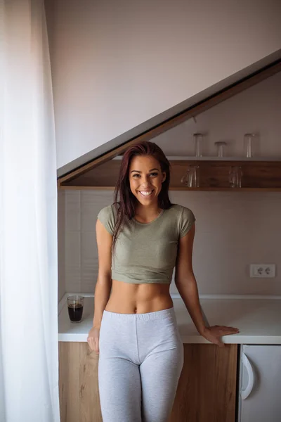 台所に立っている笑顔の若い女性の肖像画 — ストック写真
