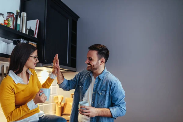 Par Njuter Kaffe Tid Och Hög Fiving Hemma — Stockfoto