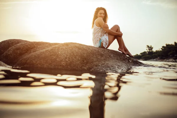 Photo Lovely Young Woman Sitting Beach Ocean — Stock Photo, Image