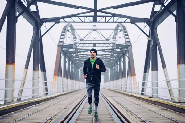 Ung Atletisk Man Kör Kall Lynnig Morgon — Stockfoto