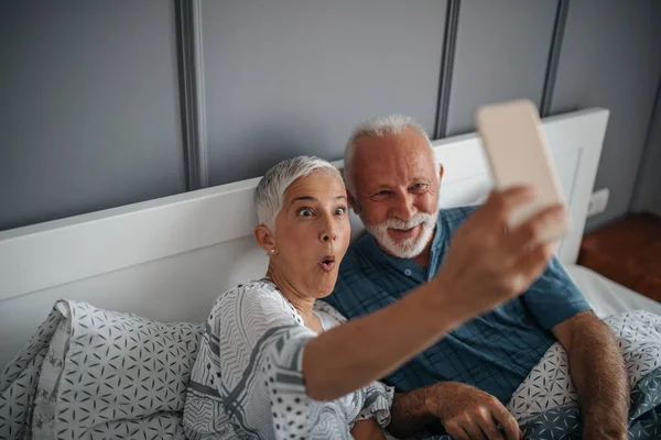 Couple Personnes Âgées Fait Des Grimaces Amusantes Tout Prenant Une — Photo