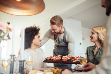 Birlikte yemek yerken zevk arkadaş.