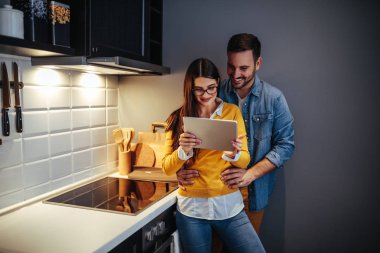 Çift mutfakta tablet kullanma.