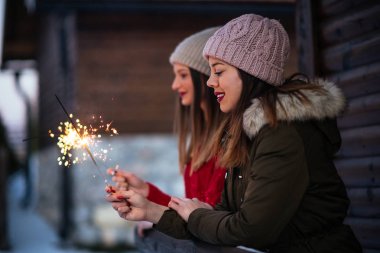 Köpüklü ile bir dilek yapma kadın portresi, açık havada kışın sopa.