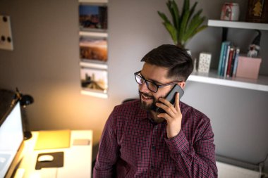 Telefonda konuşan bir iş adamının portresi..