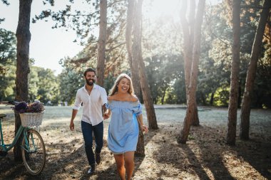 Genç bir çift doğa keşfetmek keyif fotoğrafı.