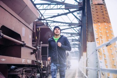 Soğuk bir sabah bir dürtmek için gidiş bir genç atletik erkek.