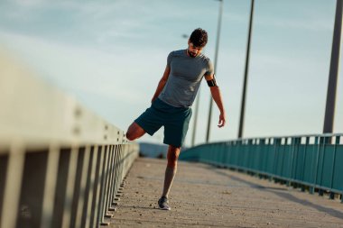 Açık havada bazı germe yapan Afrikalı atlet erkek egzersizleri.