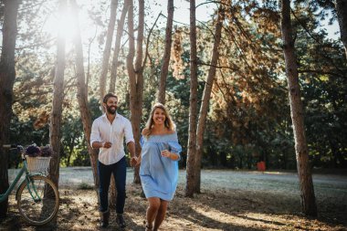 Mutlu çiftimiz parkta çalıştırırken elele.