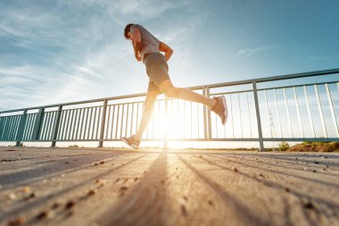 Açık havada koşan atlet adam.