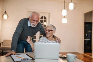 Üst düzey bir kaç mal online onların kredi kartı ile satın alma.