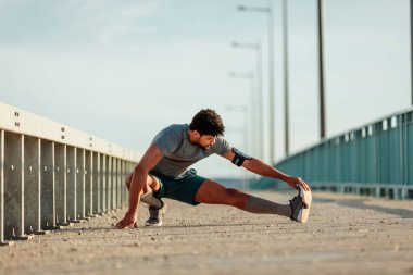Bacak Germe ve eğitim için ısınma kadar yakışıklı adam.