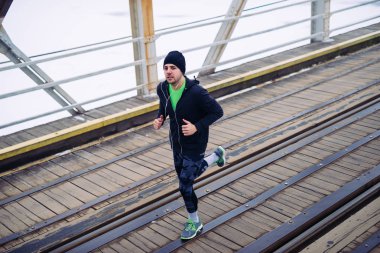 Onun fitness hedefler doğrultusunda çalışan