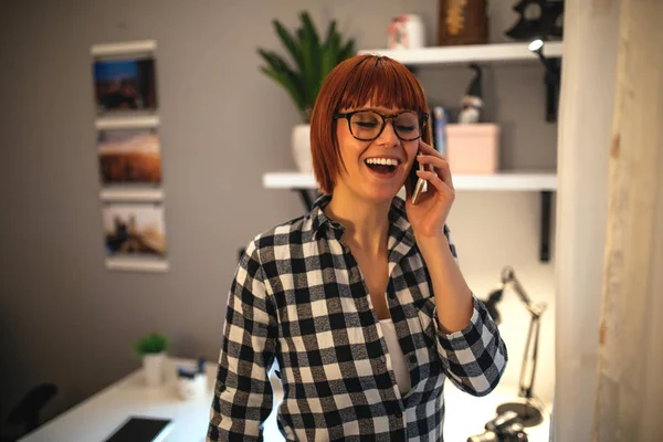 Lächelnde Junge Frau Telefoniert — Stockfoto