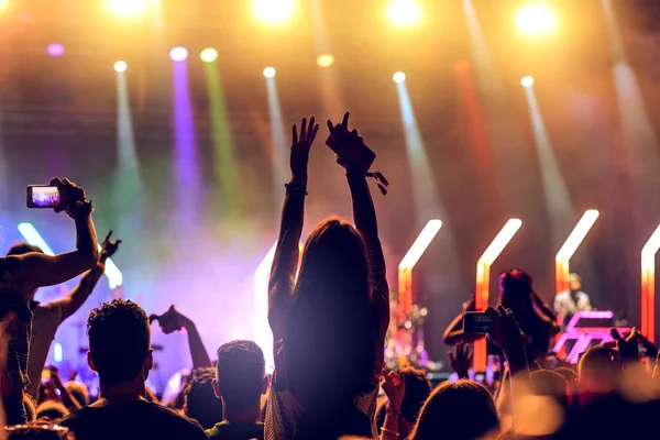 Foto Una Ragazza Che Alza Mani Mentre Gode Buona Musica — Foto Stock