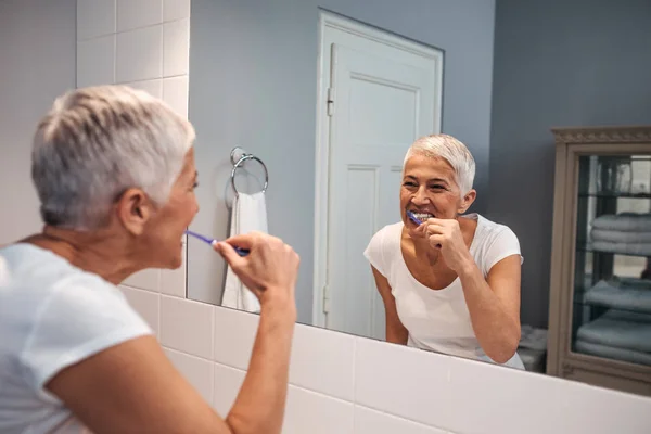 Зрелая Женщина Чистила Зубы Ванной — стоковое фото