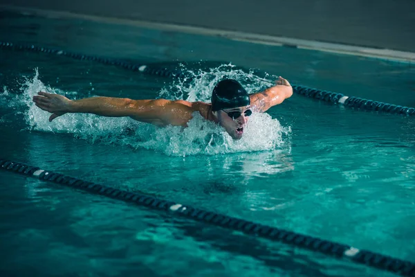 Homem Atlético Nadando Rápido Para Fim Piscina — Fotografia de Stock