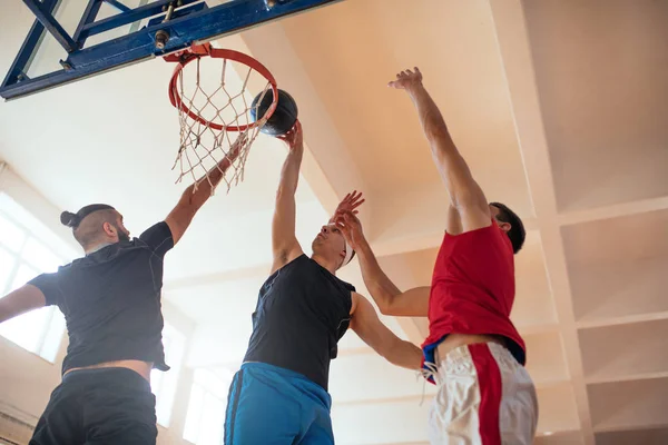 Basketbalspelers Slam Dunking — Stockfoto