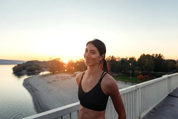 Eine Junge Athletische Frau Macht Eine Fratze Bei Der Aussicht — Stockfoto