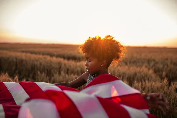 Foto Einer Schönen Afrikanisch Amerikanischen Mädchen Mit Einer Amerikanischen Flagge — Stockfoto