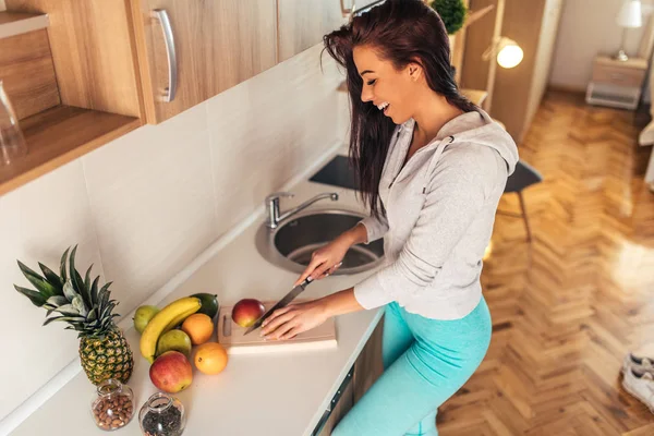 Mujer Joven Sonriente Preparando Comida Saludable Cocina — Foto de Stock