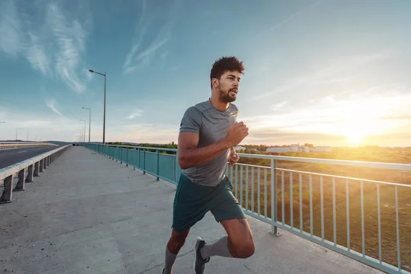 Afro Amerikai Sportoló Ember Fut Hídon — Stock Fotó