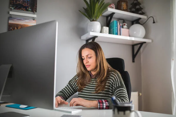 Nahaufnahme Porträt Einer Geschäftsfrau Die Hause Computer Arbeitet — Stockfoto