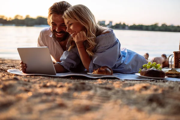 Lykkelig Ungt Par Som Bruker Laptop Utendørs Piknik – stockfoto