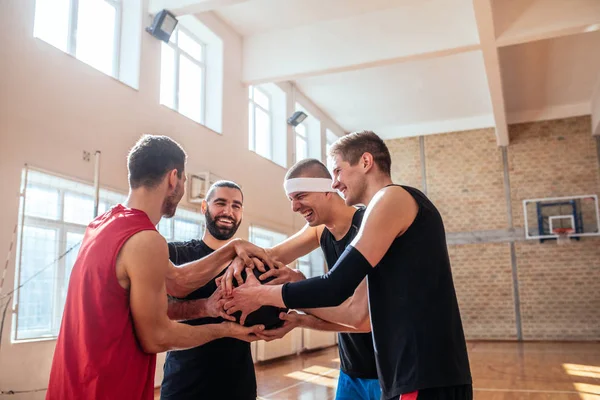 Giocatori Basket Che Tengono Palla Campo — Foto Stock