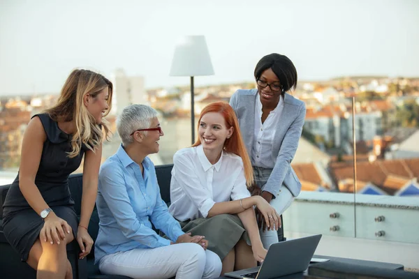 Mujeres Negocios Disfrutando Trabajando Juntos Portátil Aire Libre — Foto de Stock