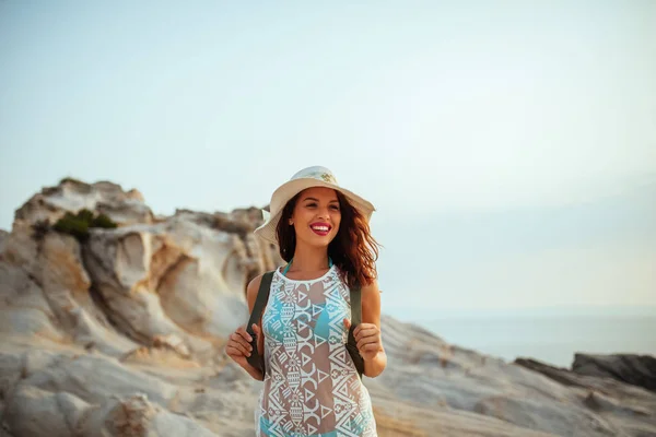 Счастливая Привлекательная Девушка Гуляющая Пляжу — стоковое фото