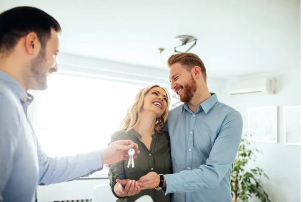 Una Hermosa Pareja Joven Muy Emocionada Por Comprar Una Casa —  Fotos de Stock