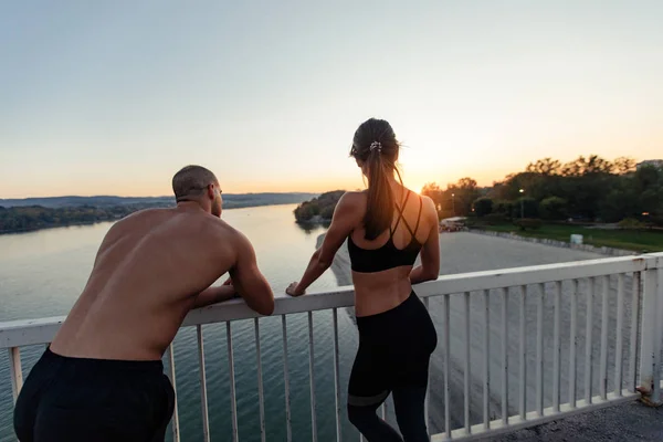 Una Joven Pareja Atlética Disfrutando Del Amanecer Después Duro Entrenamiento — Foto de Stock