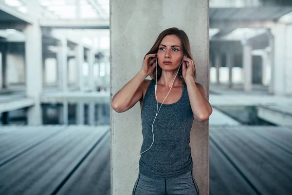 Atlet Wanita Mendengarkan Musik — Stok Foto