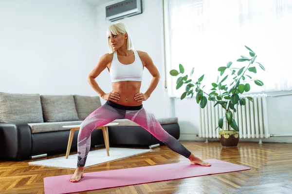 Una Giovane Bella Donna Forma Che Esercita Nel Comfort Della — Foto Stock