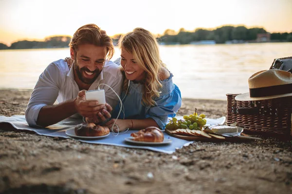 Close Photo Young Couple Using Mobile Phone Listening Music Picnic — Stock Photo, Image
