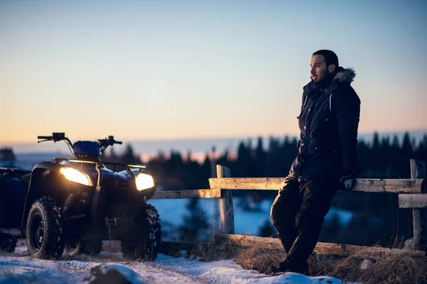 Ritratto Giovane Uomo Appoggiato Alla Recinzione Montagna Con Quad — Foto Stock